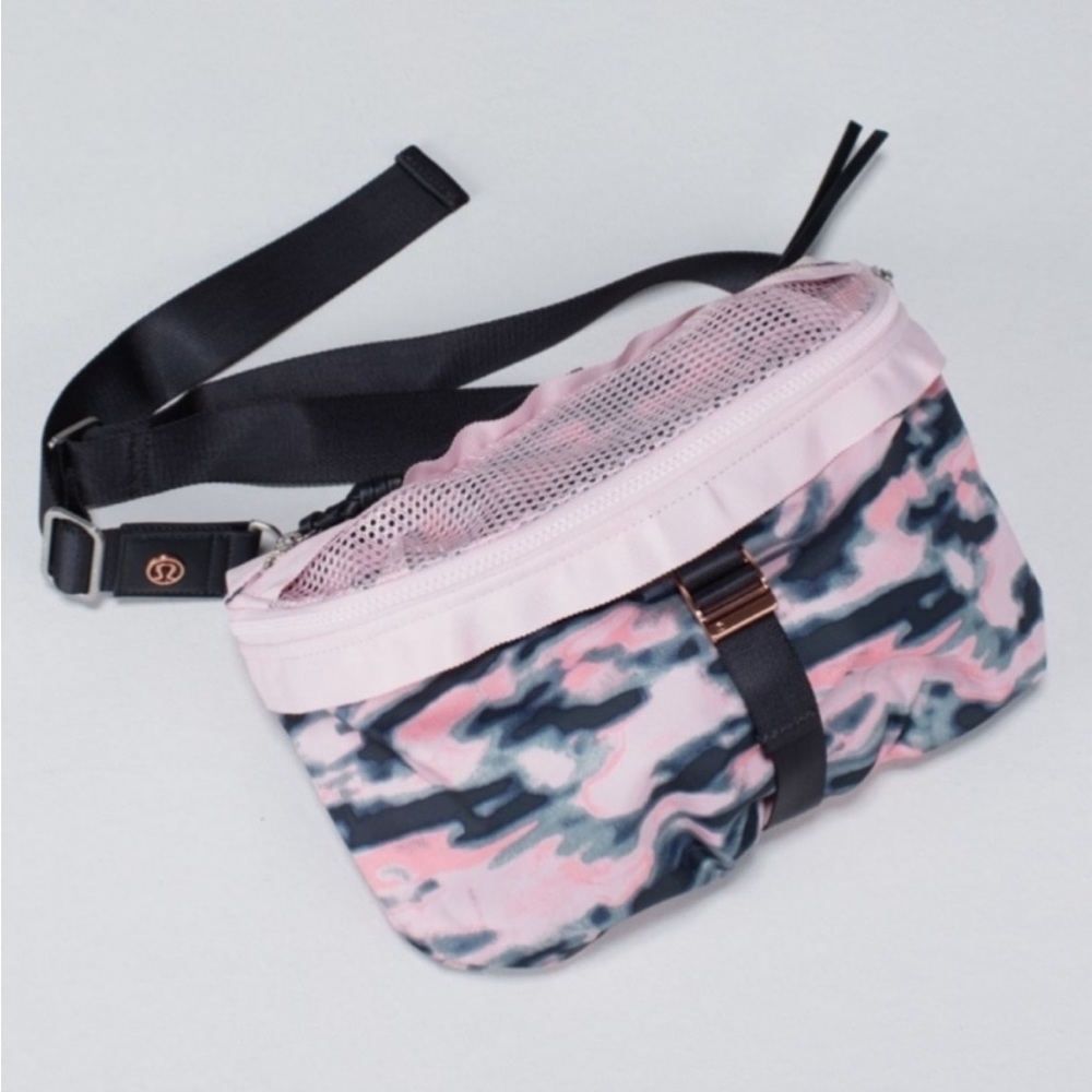 Lululemon Wamo Camo Go Lightly bag EUC